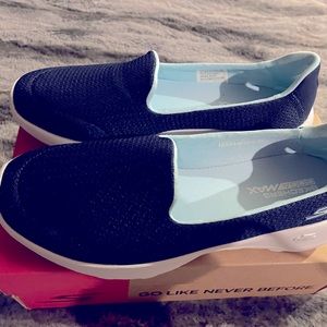 Sketchers GoWalk shoes sz 7.5 Navy